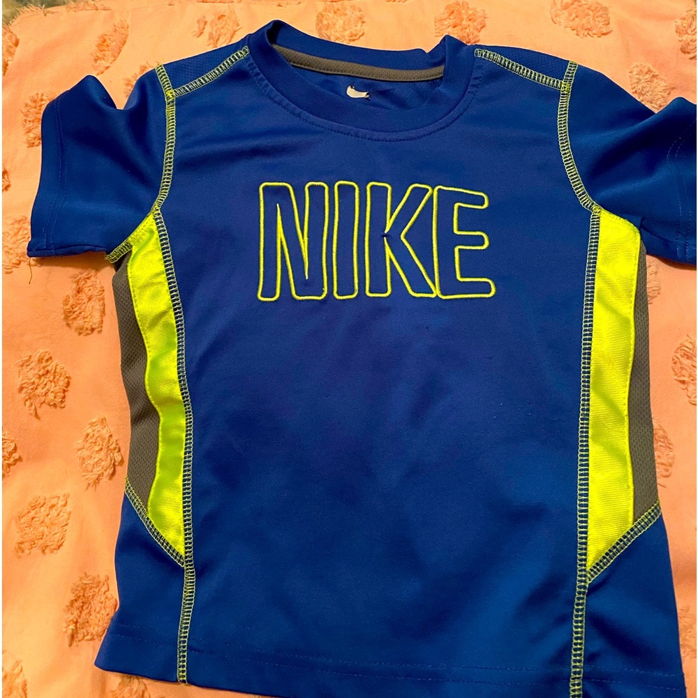 Toddler boy Nike shirt (3T)